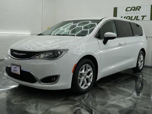 Used 2017 Chrysler Pacifica Touring Plus w/ Tire & Wheel Group FWD image 1