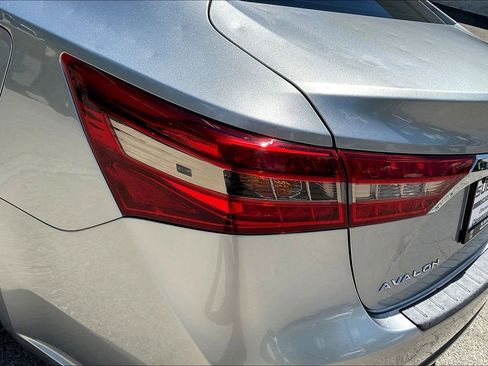 Used 2018 Toyota Avalon Limited FWD image 31