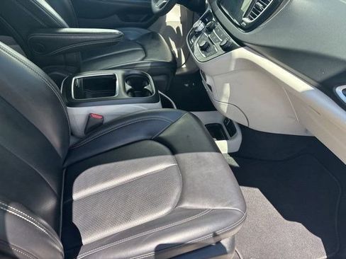 Used 2023 Chrysler Pacifica Touring-L FWD image 36
