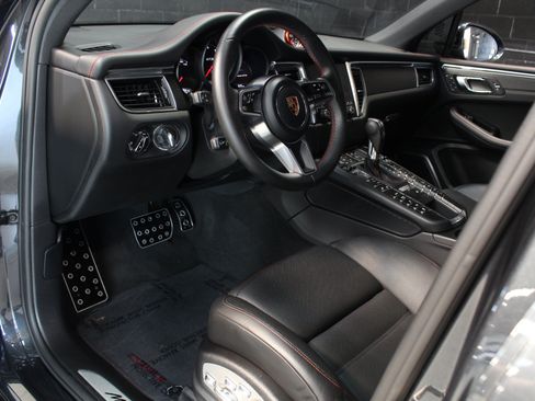 Used 2017 Porsche Macan GTS AWD/4WD image 32