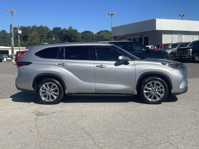 Used 2023 Toyota Highlander Limited FWD image 2