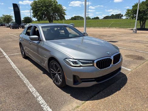 Used 2023 BMW 530e xDrive w/ Premium Package AWD/4WD image 3