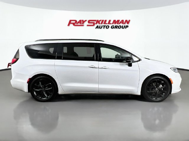 Used 2025 Chrysler Pacifica Limited FWD image 8