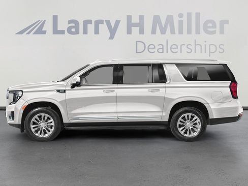 Used 2021 GMC Yukon XL SLT w/ SLT Premium Package AWD/4WD image 3