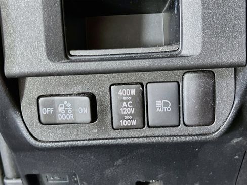 Used 2018 Toyota Tacoma TRD Off-Road AWD/4WD image 10