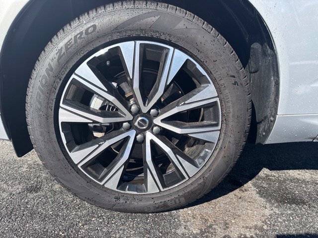 Certified 2025 Volvo XC60 B5 Plus AWD/4WD image 9