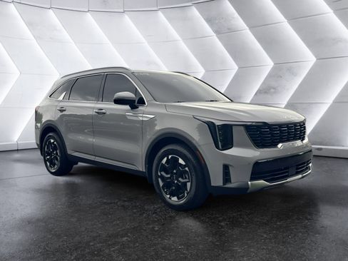 Used 2025 Kia Sorento S FWD image 7
