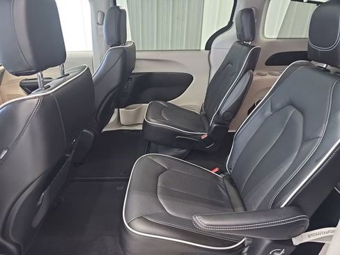 Used 2024 Chrysler Pacifica Limited FWD image 36