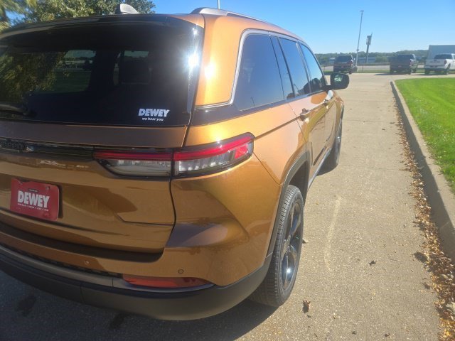 New 2027 Jeep Grand Cherokee Limited w/ Limited Altitude Package AWD/4WD image 22