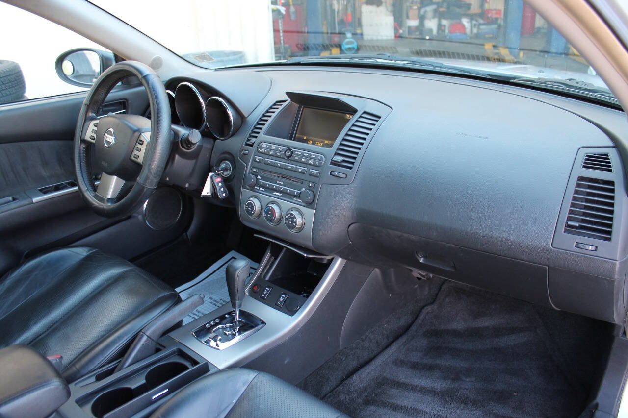 Used 2005 Nissan Altima 3.5 SE w/ (X02) Navigation Pkg FWD image 22