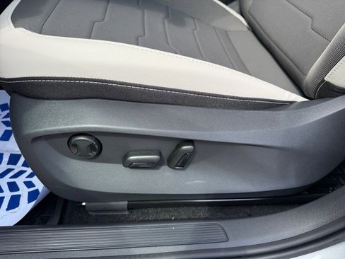 Used 2025 Volkswagen Taos SE w/ Panoramic Sunroof Package image 29