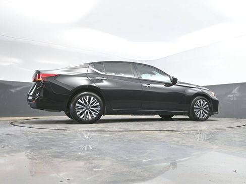 Used 2025 Nissan Altima 2.5 SV FWD image 40