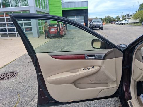 Used 2004 Lexus ES 330 w/ Premium Pkg FWD image 12