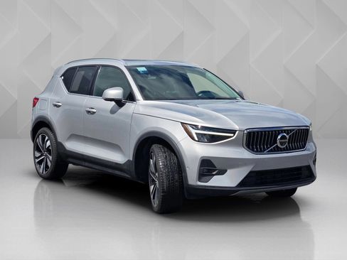 Certified 2025 Volvo XC40 B5 Plus AWD/4WD image 12
