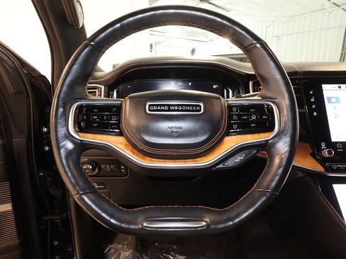 Used 2022 Jeep Grand Wagoneer Series III AWD/4WD image 10