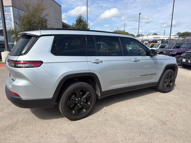 Used 2023 Jeep Grand Cherokee L Limited w/ Black Appearance Package AWD/4WD image 5