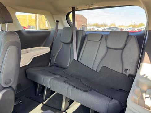 Used 2024 Kia Carnival LX image 13