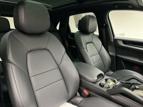 Used 2024 Porsche Cayenne AWD/4WD image 18