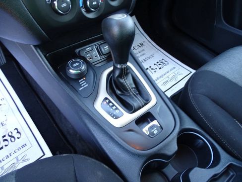 Used 2017 Jeep Cherokee 4WD Sport image 22