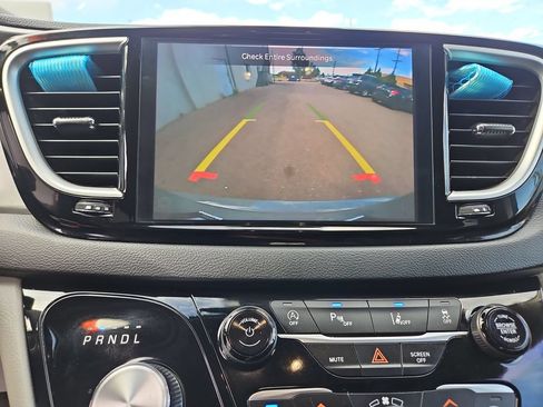 Used 2023 Chrysler Pacifica Touring-L FWD image 20