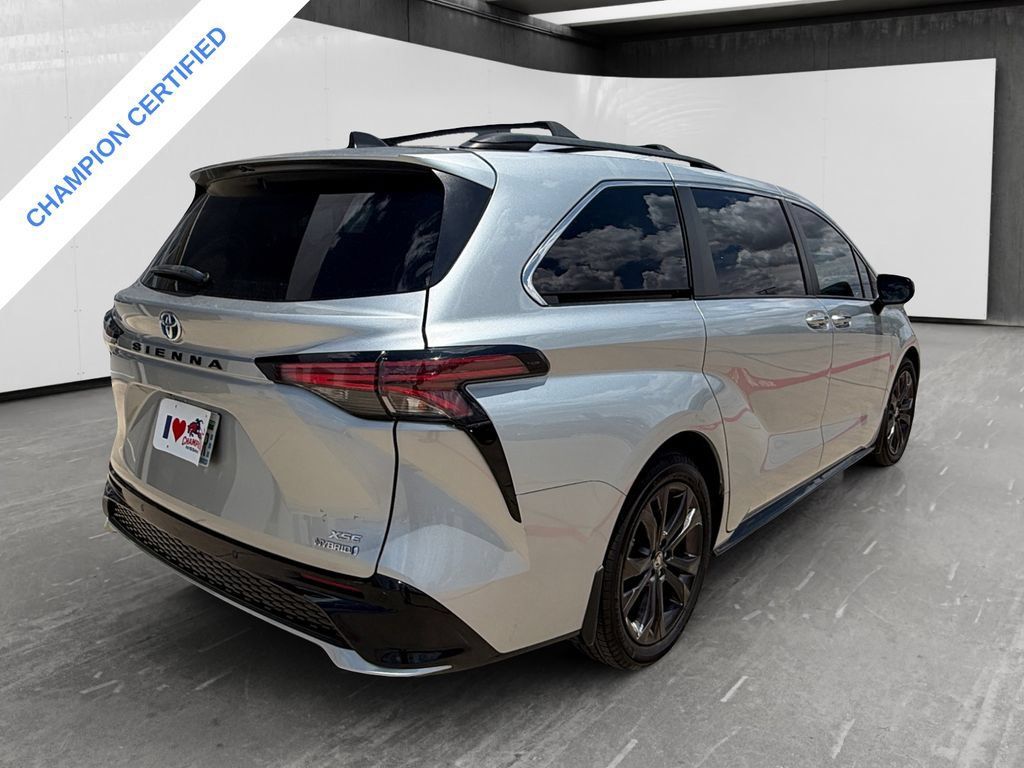 Used 2023 Toyota Sienna XSE FWD image 5