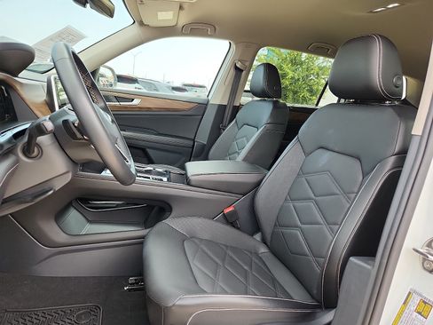 Used 2025 Volkswagen Atlas SE FWD image 13