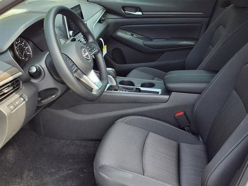 Used 2025 Nissan Altima 2.5 SV image 12