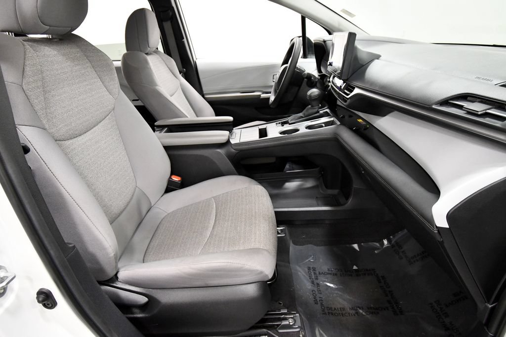 Used 2025 Toyota Sienna LE AWD/4WD image 18