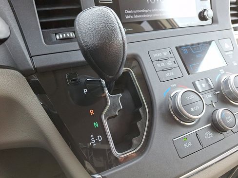 Used 2018 Toyota Sienna LE image 14