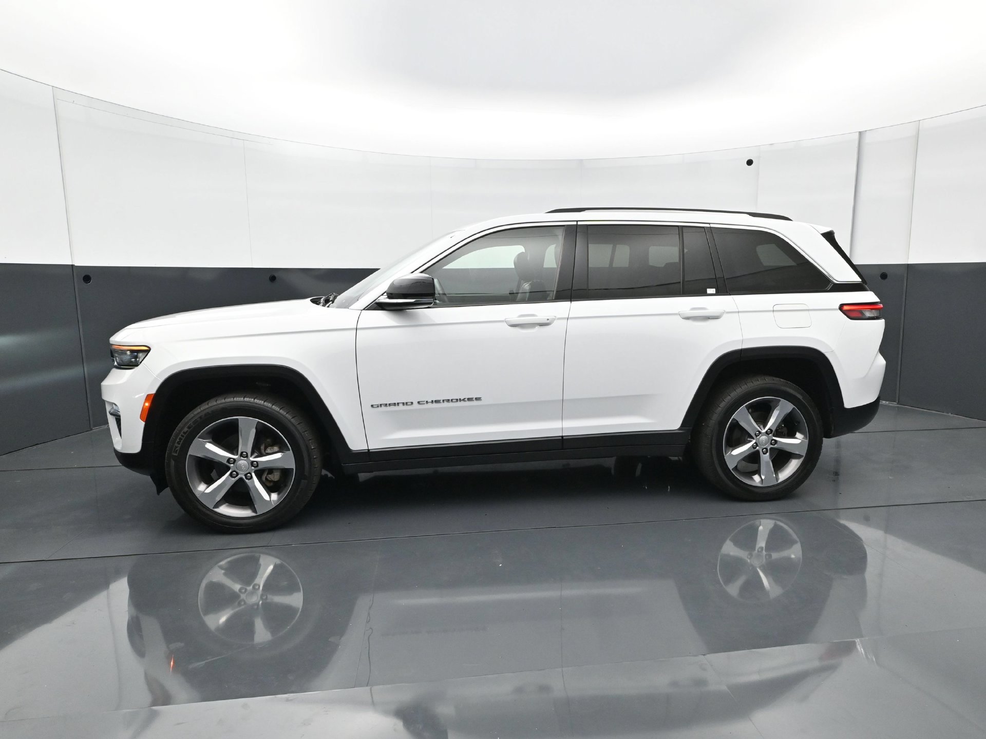 Used 2022 Jeep Grand Cherokee Limited AWD/4WD image 3