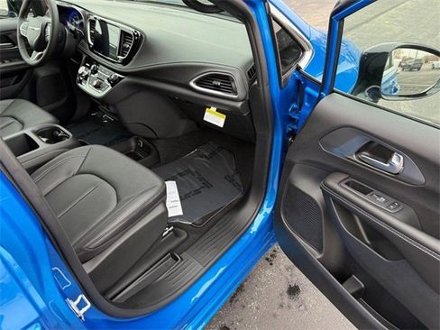 New 2026 Chrysler Pacifica Select image 17