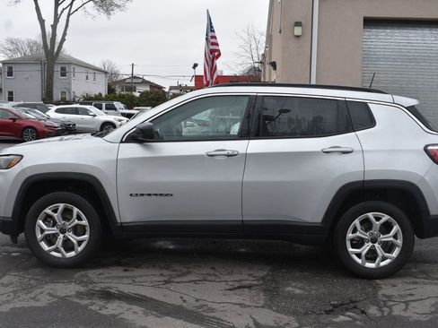 Used 2025 Jeep Compass Latitude image 9