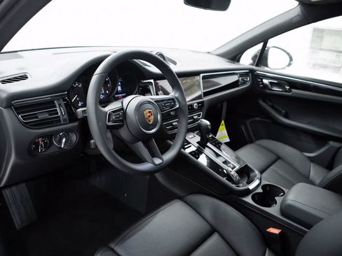 Certified 2026 Porsche Macan AWD/4WD image 4