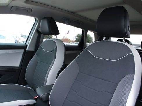 New 2026 Volkswagen Taos SE image 12