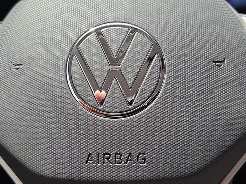 New 2026 Volkswagen Taos SE FWD image 17