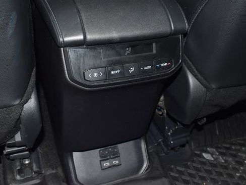 Used 2024 Toyota Highlander XLE AWD/4WD image 33