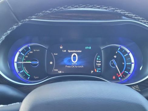 Used 2023 Chrysler Pacifica Limited image 8