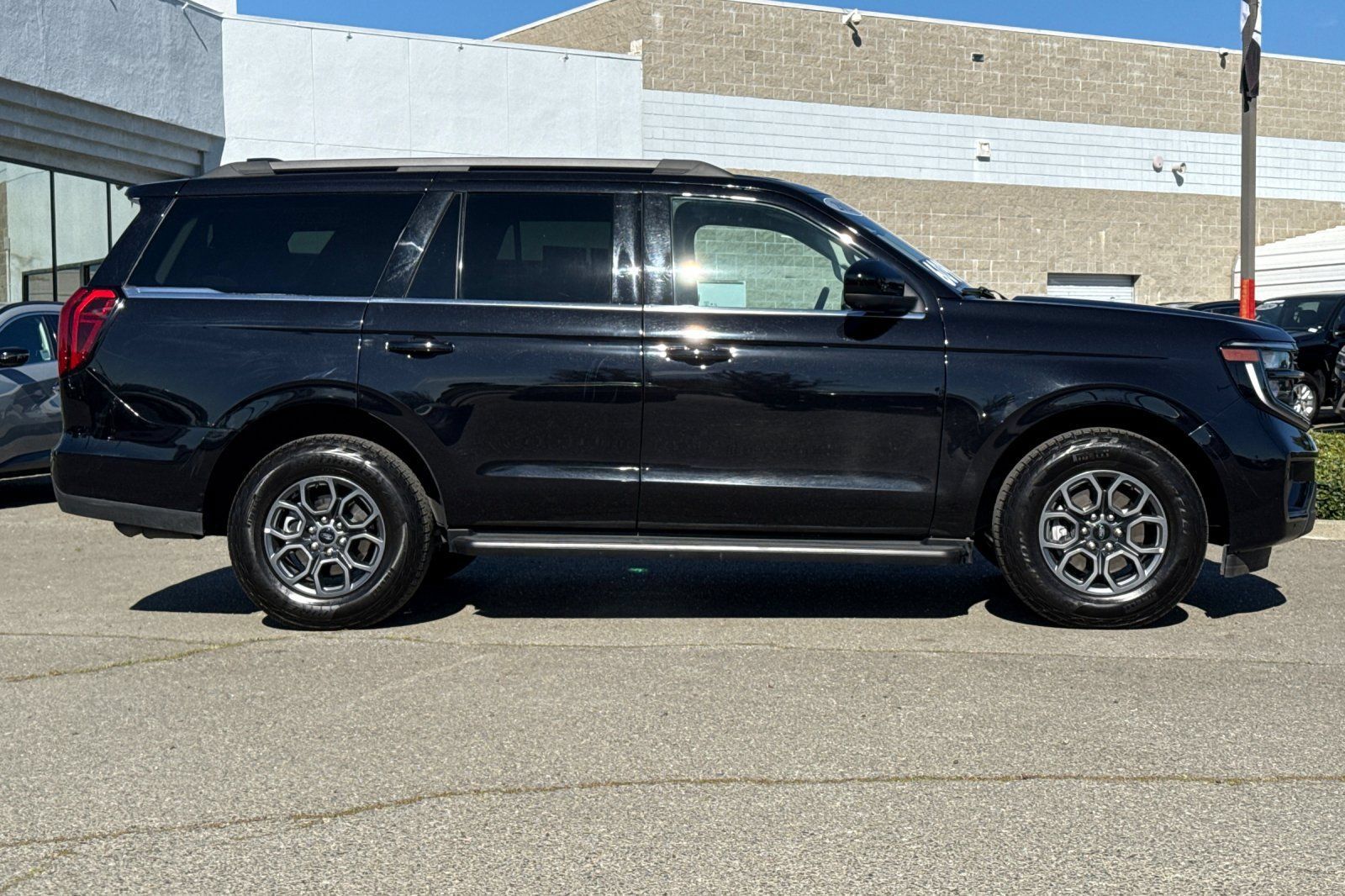 Used 2025 Ford Expedition Active AWD/4WD image 3