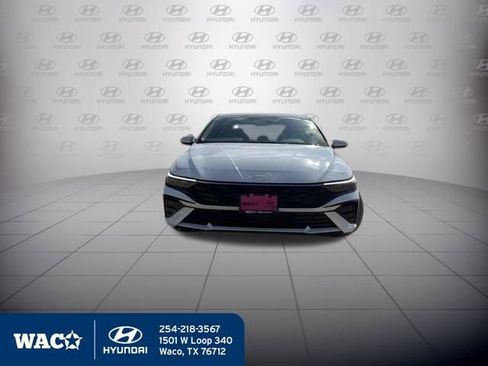 Used 2025 Hyundai Elantra SEL image 2