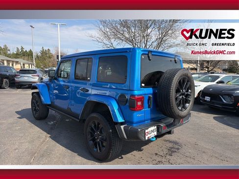 Used 2022 Jeep Wrangler Unlimited Sahara w/ Cold Weather Group AWD/4WD image 9