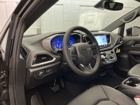 New 2026 Chrysler Pacifica Select image 12