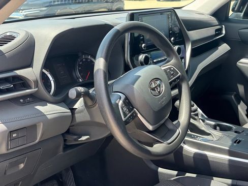 Used 2022 Toyota Highlander L FWD image 6