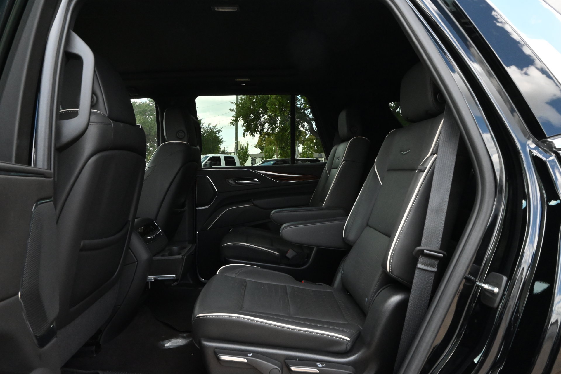 Certified 2024 Cadillac Escalade Premium Luxury w/ Performance Package AWD/4WD image 17
