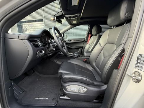 Certified 2025 Porsche Macan image 5