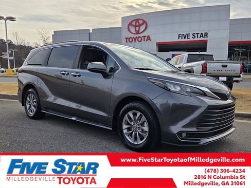 Used 2025 Toyota Sienna XLE image 1