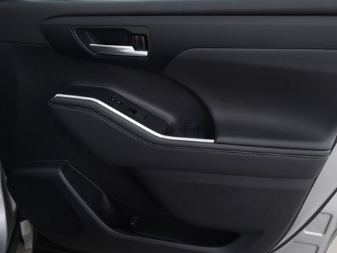 Used 2023 Toyota Highlander XLE image 9