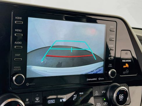Used 2021 Toyota Highlander XLE AWD/4WD image 13