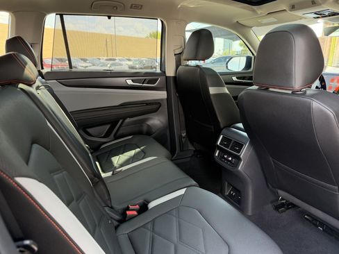 Used 2025 Volkswagen Atlas Peak Edition SE AWD/4WD image 40