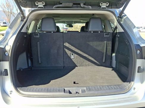 Used 2024 Toyota Highlander XLE image 32