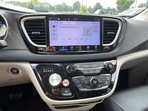 Used 2024 Chrysler Pacifica Touring-L FWD image 30